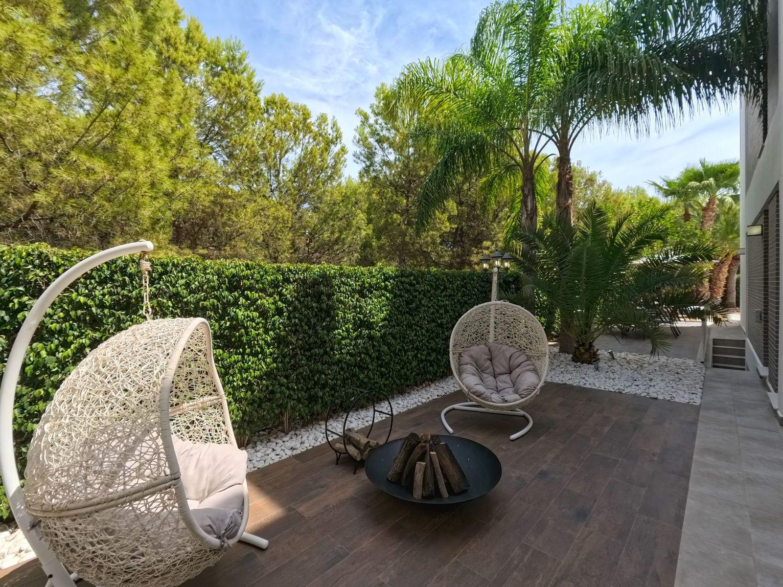 Chalet zu verkaufen in Finestrat, Sierra Cortina: 4 Schlafzimmer, privates Schwimmbad.