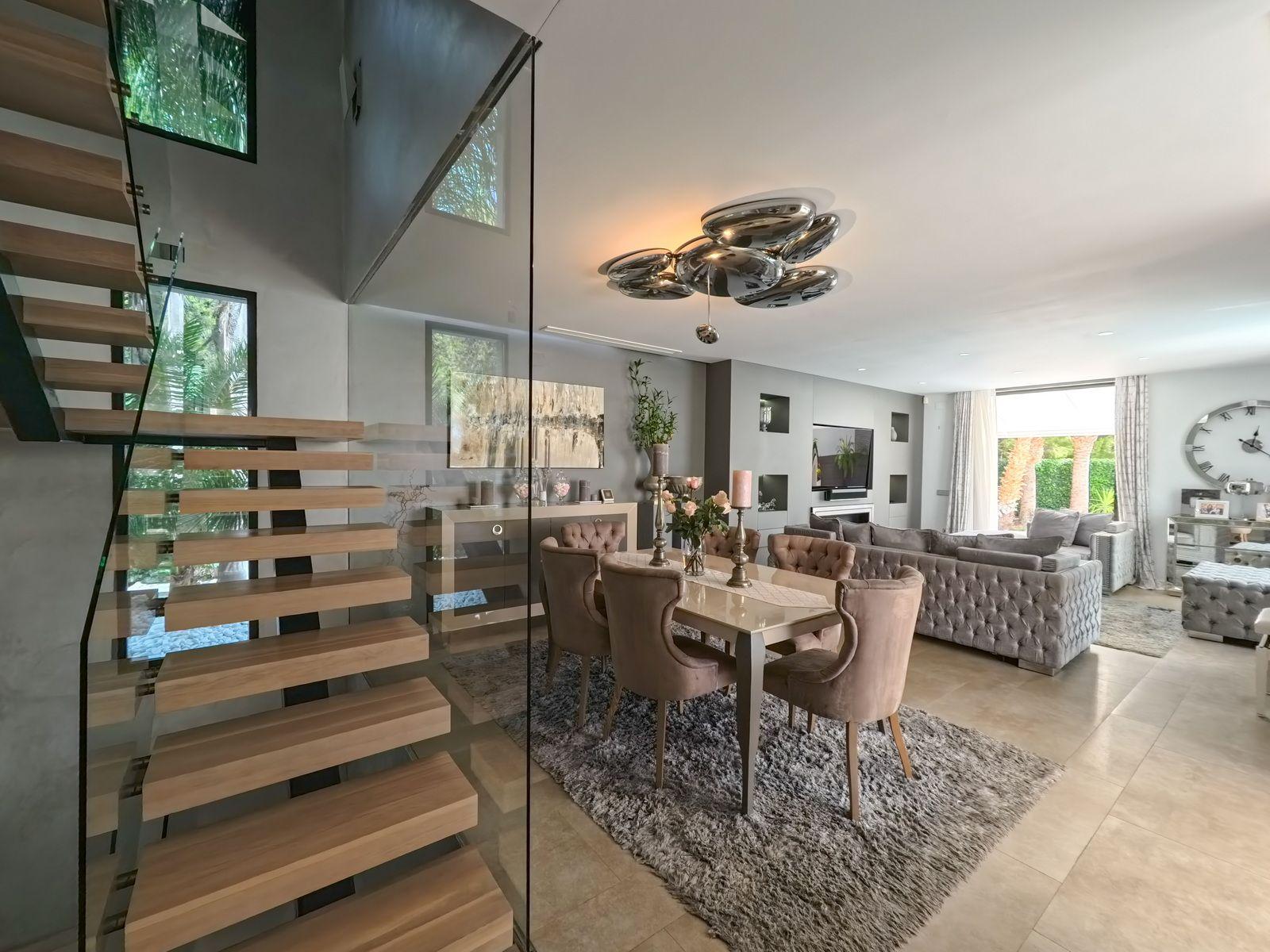 Chalet zu verkaufen in Finestrat, Sierra Cortina: 4 Schlafzimmer, privates Schwimmbad.