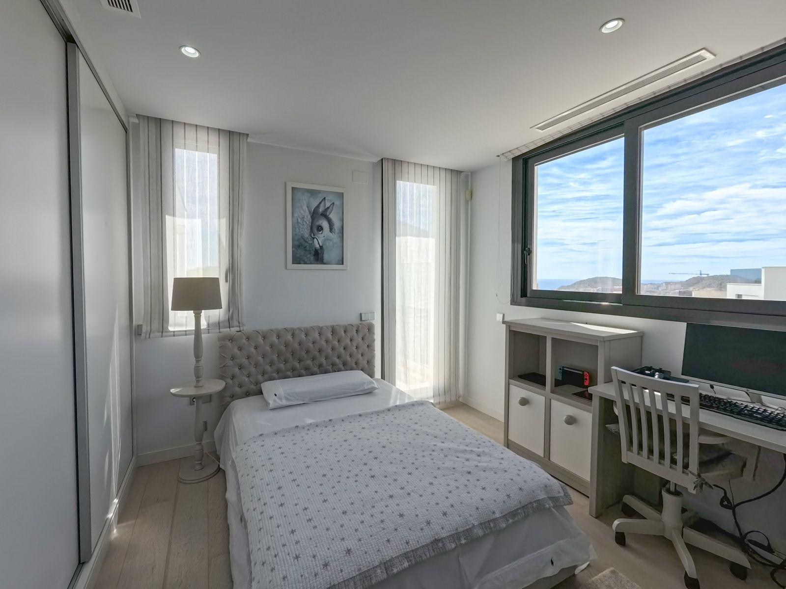 Chalet zu verkaufen in Finestrat, Sierra Cortina: 4 Schlafzimmer, privates Schwimmbad.