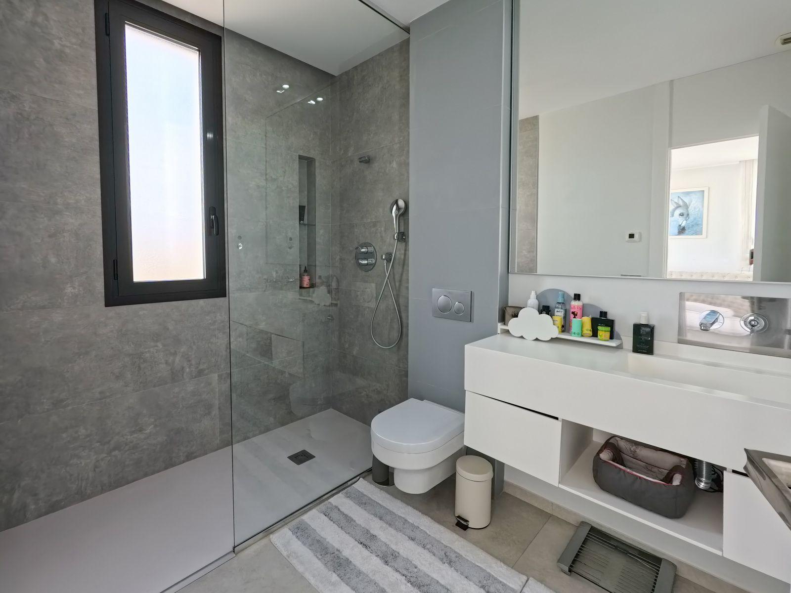 Chalet zu verkaufen in Finestrat, Sierra Cortina: 4 Schlafzimmer, privates Schwimmbad.