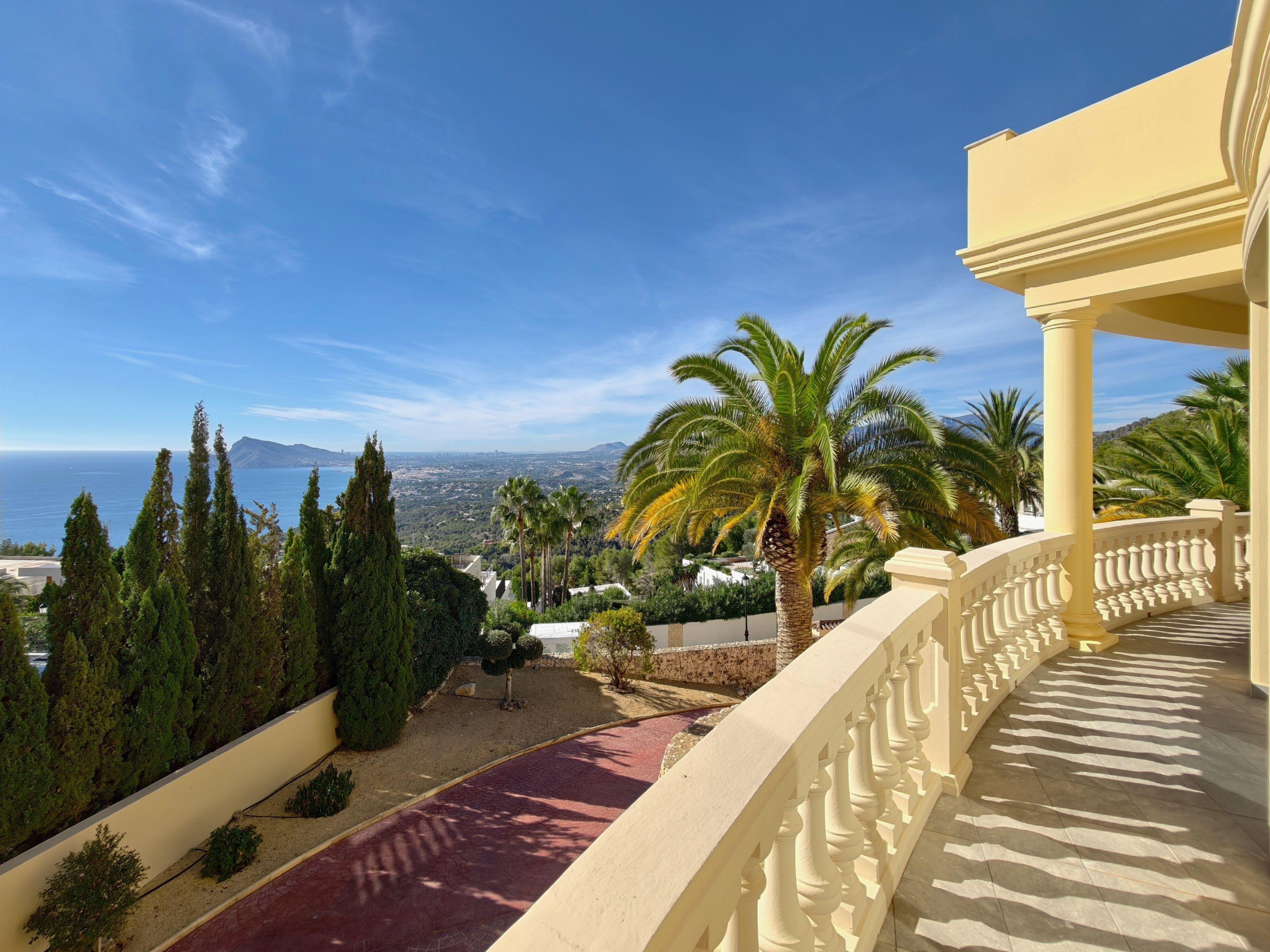 Chalet à vendre à Altea Hills : 5 chambres et piscine intérieure.