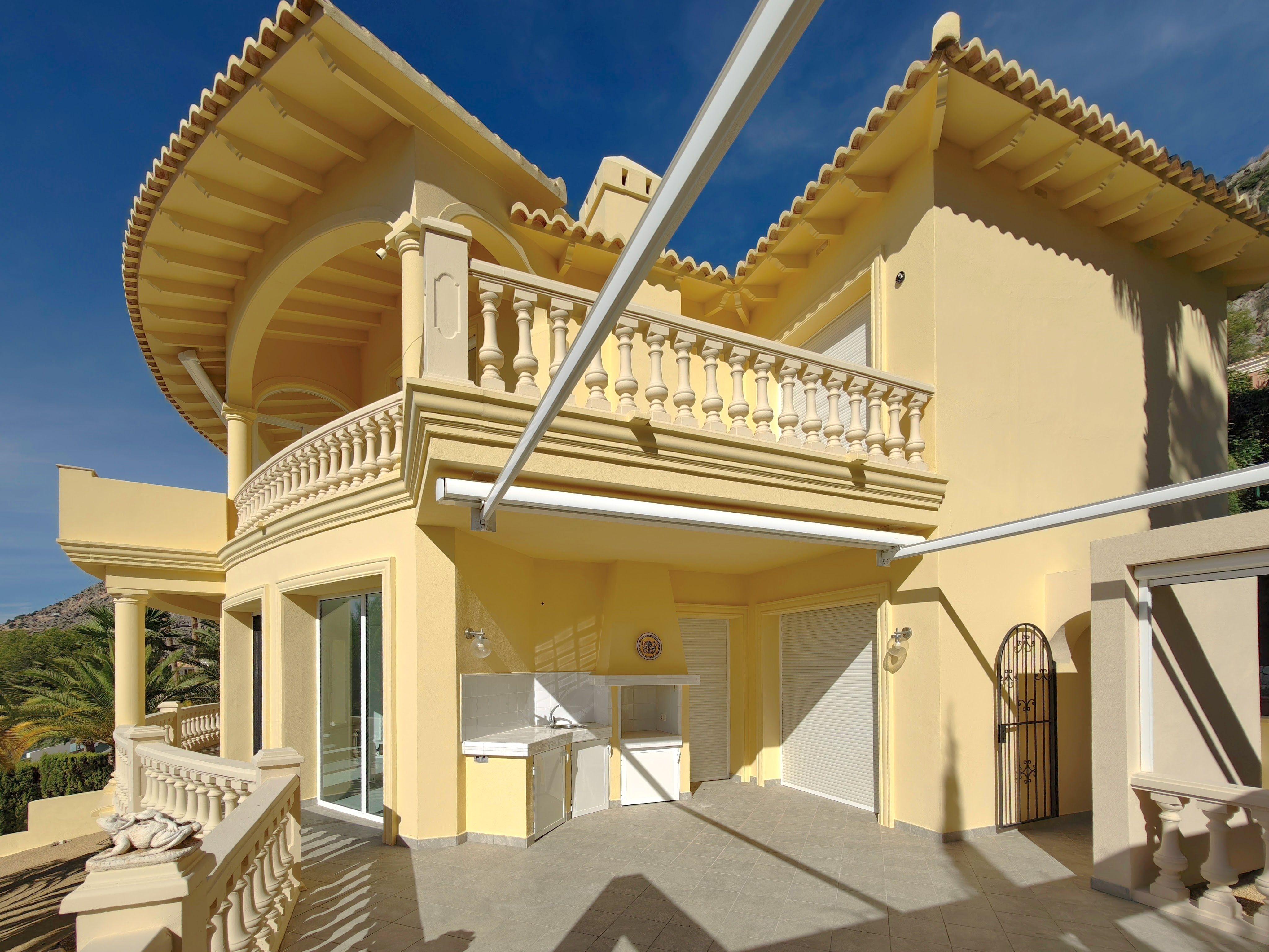 Chalet à vendre à Altea Hills : 5 chambres et piscine intérieure.