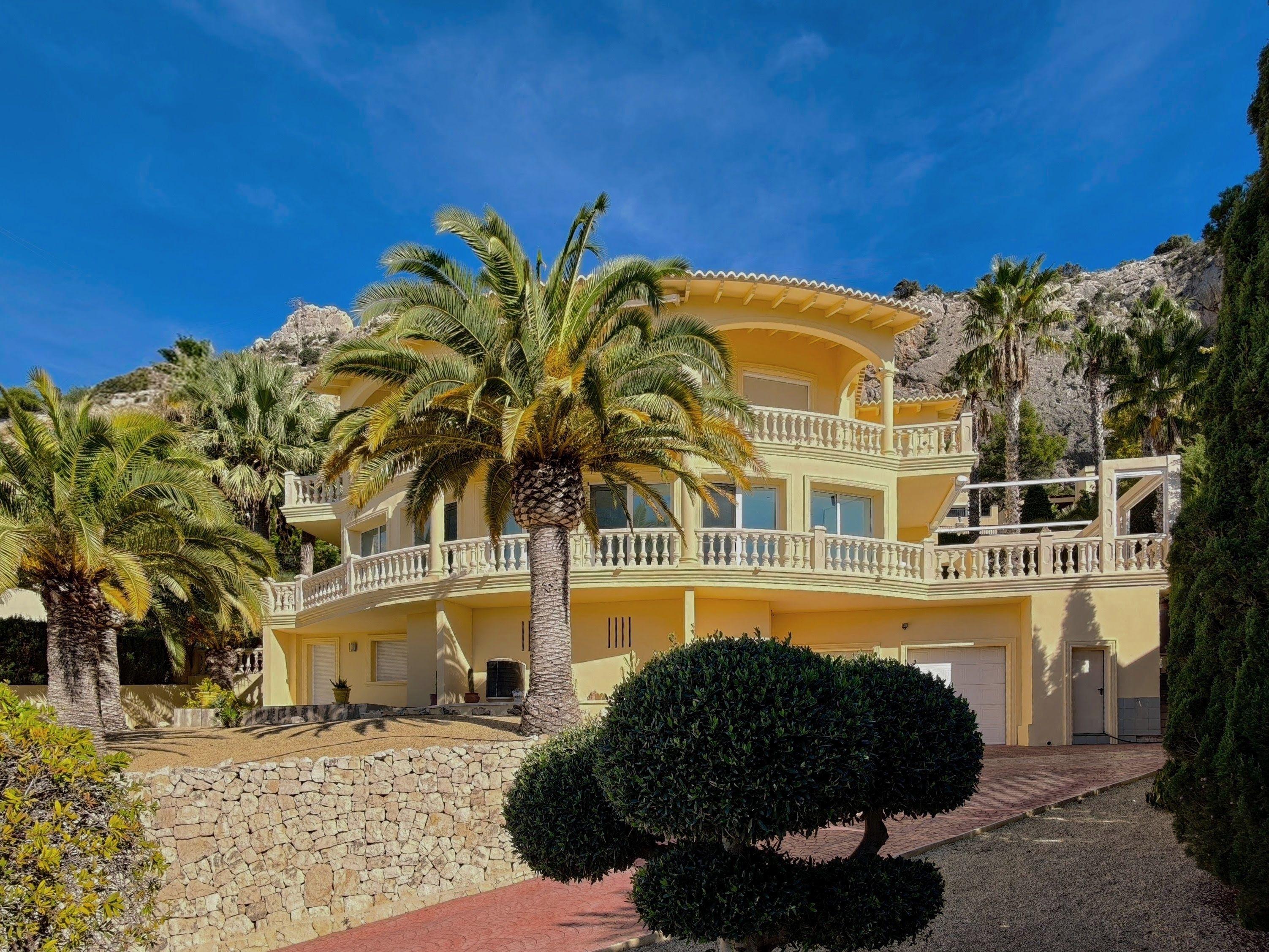 Chalet à vendre à Altea Hills : 5 chambres et piscine intérieure.