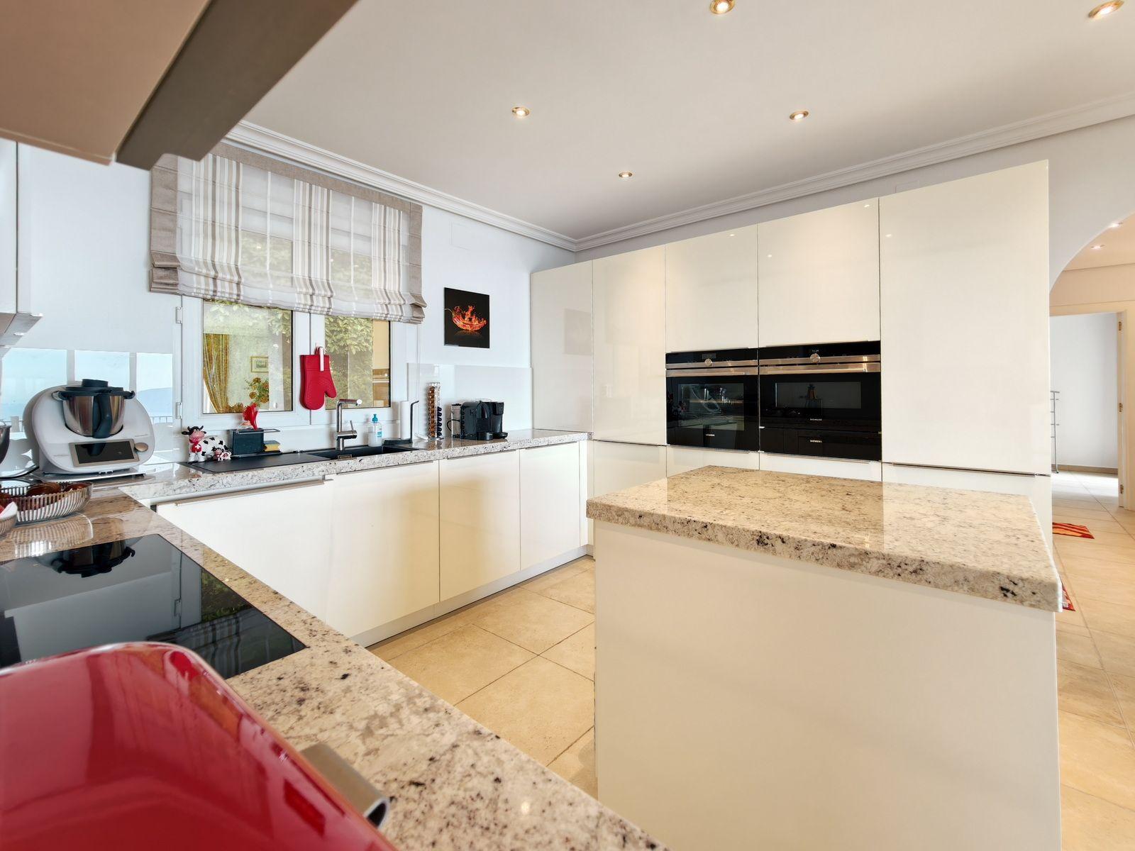 Chalet à vendre à Altea Hills : 5 chambres et piscine intérieure.