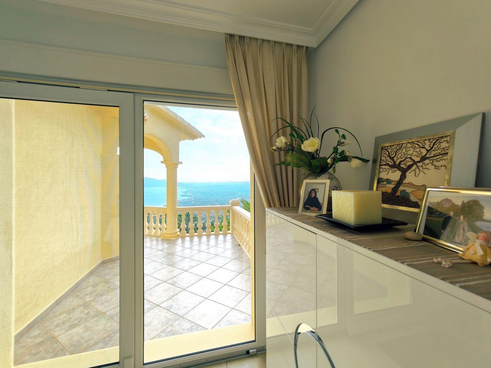 Chalet à vendre à Altea Hills : 5 chambres et piscine intérieure.