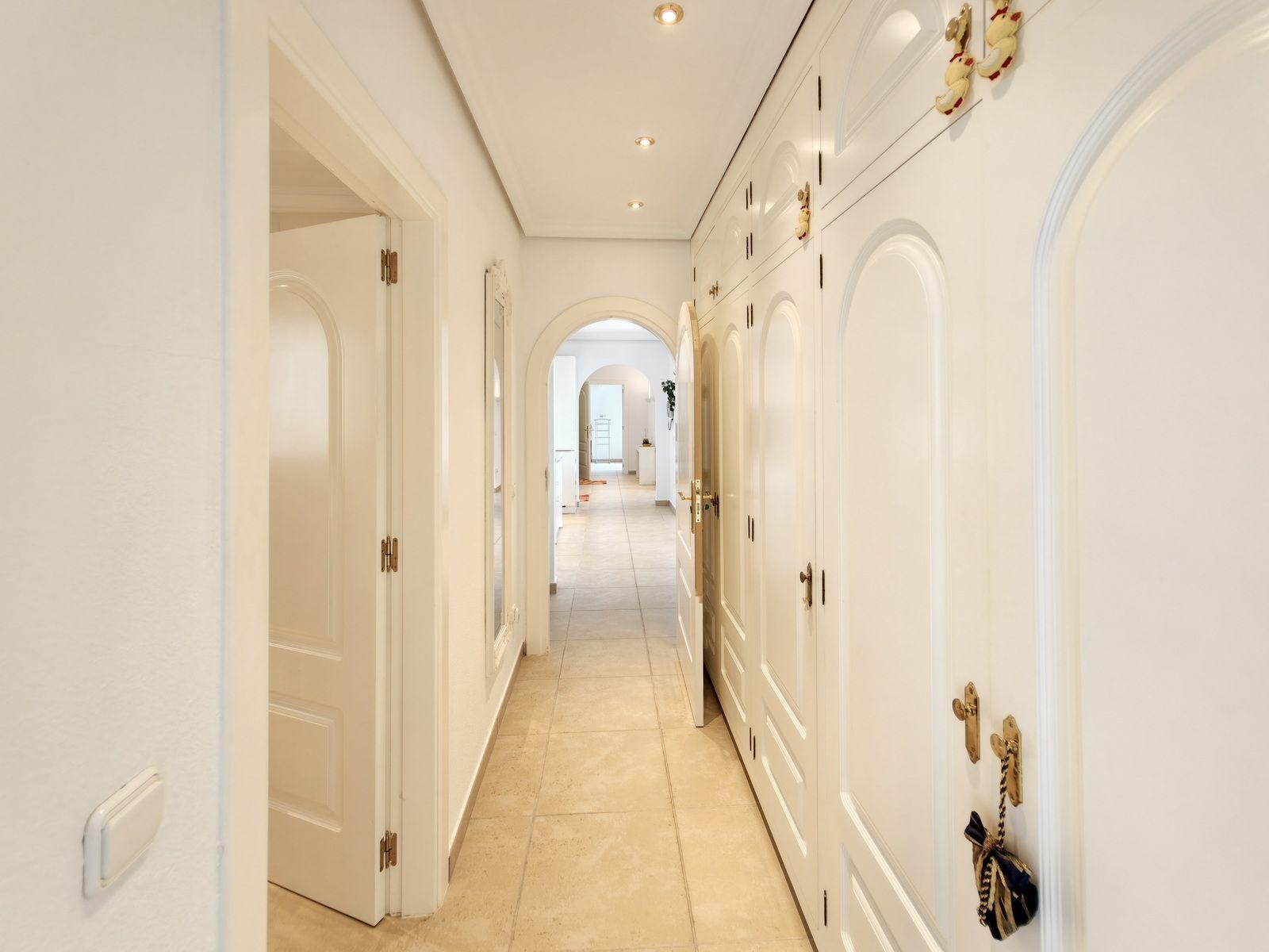 Chalet à vendre à Altea Hills : 5 chambres et piscine intérieure.