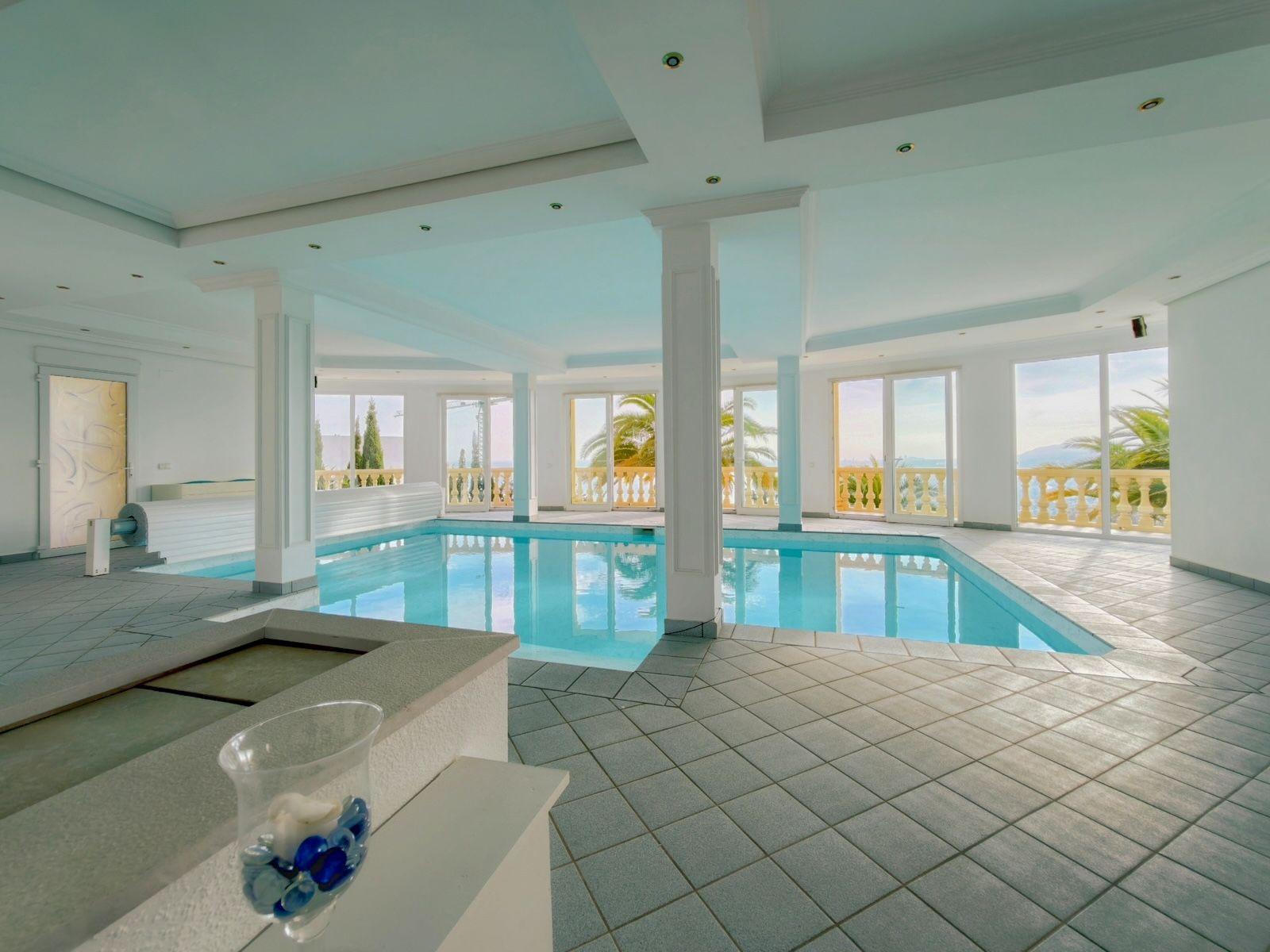 Chalet à vendre à Altea Hills : 5 chambres et piscine intérieure.