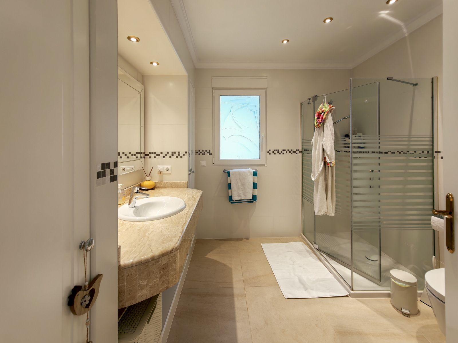 Chalet à vendre à Altea Hills : 5 chambres et piscine intérieure.