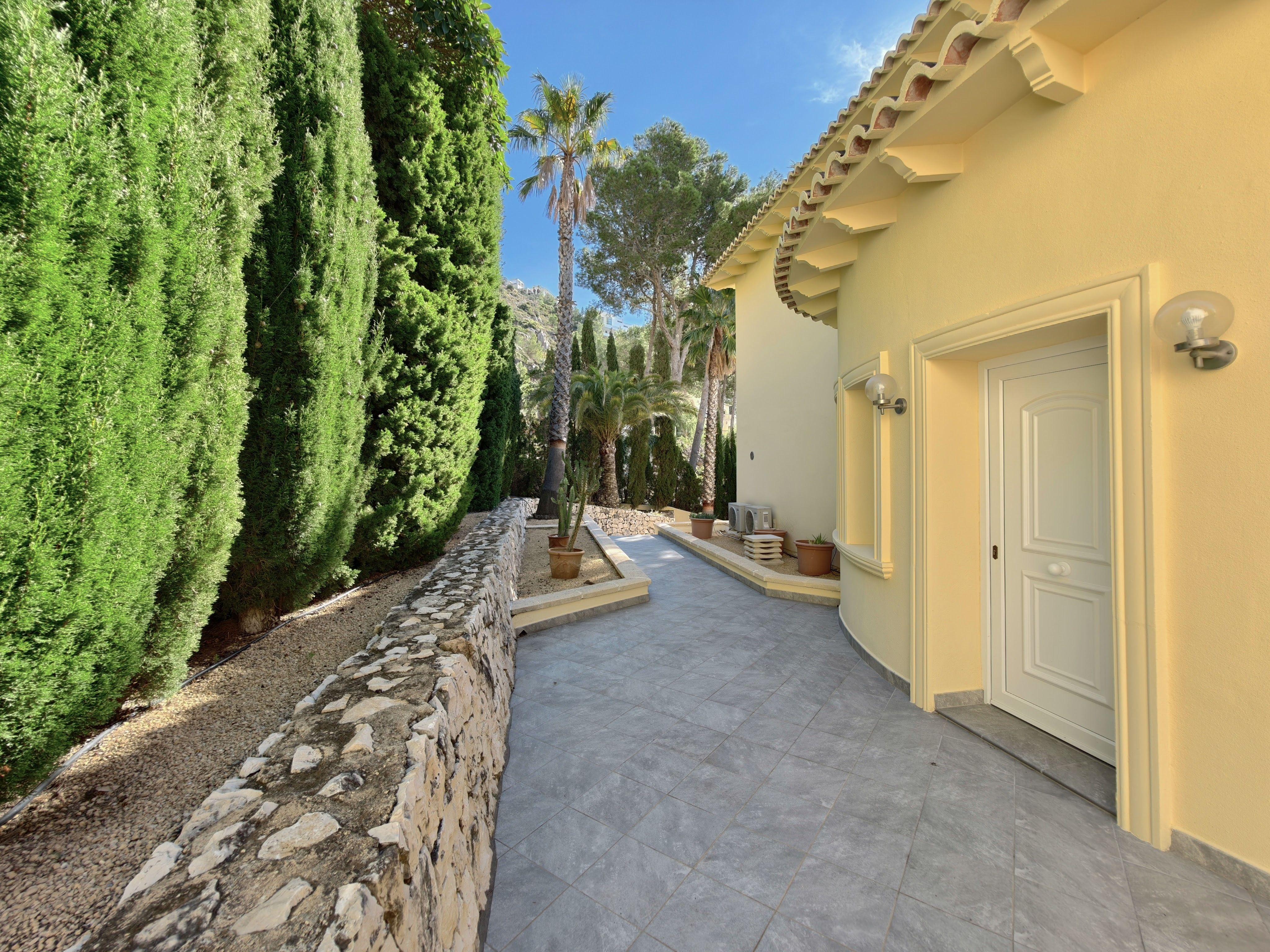 Chalet à vendre à Altea Hills : 5 chambres et piscine intérieure.