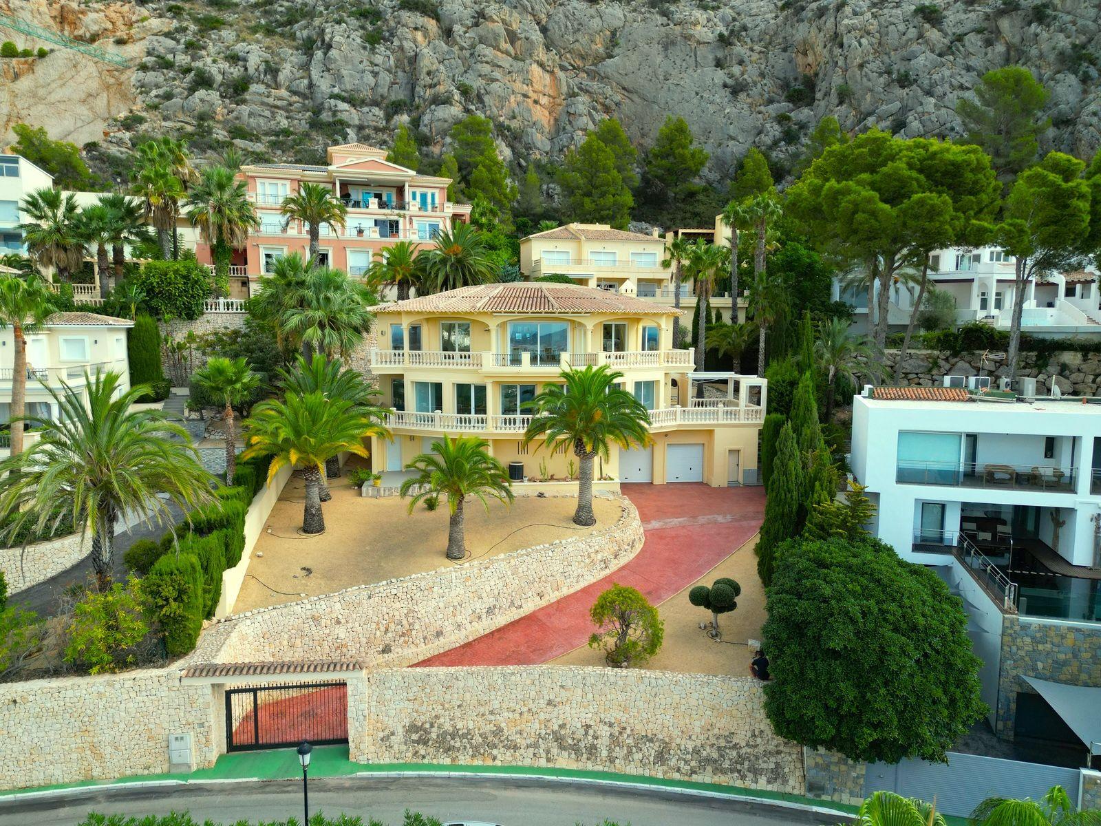 Chalet à vendre à Altea Hills : 5 chambres et piscine intérieure.