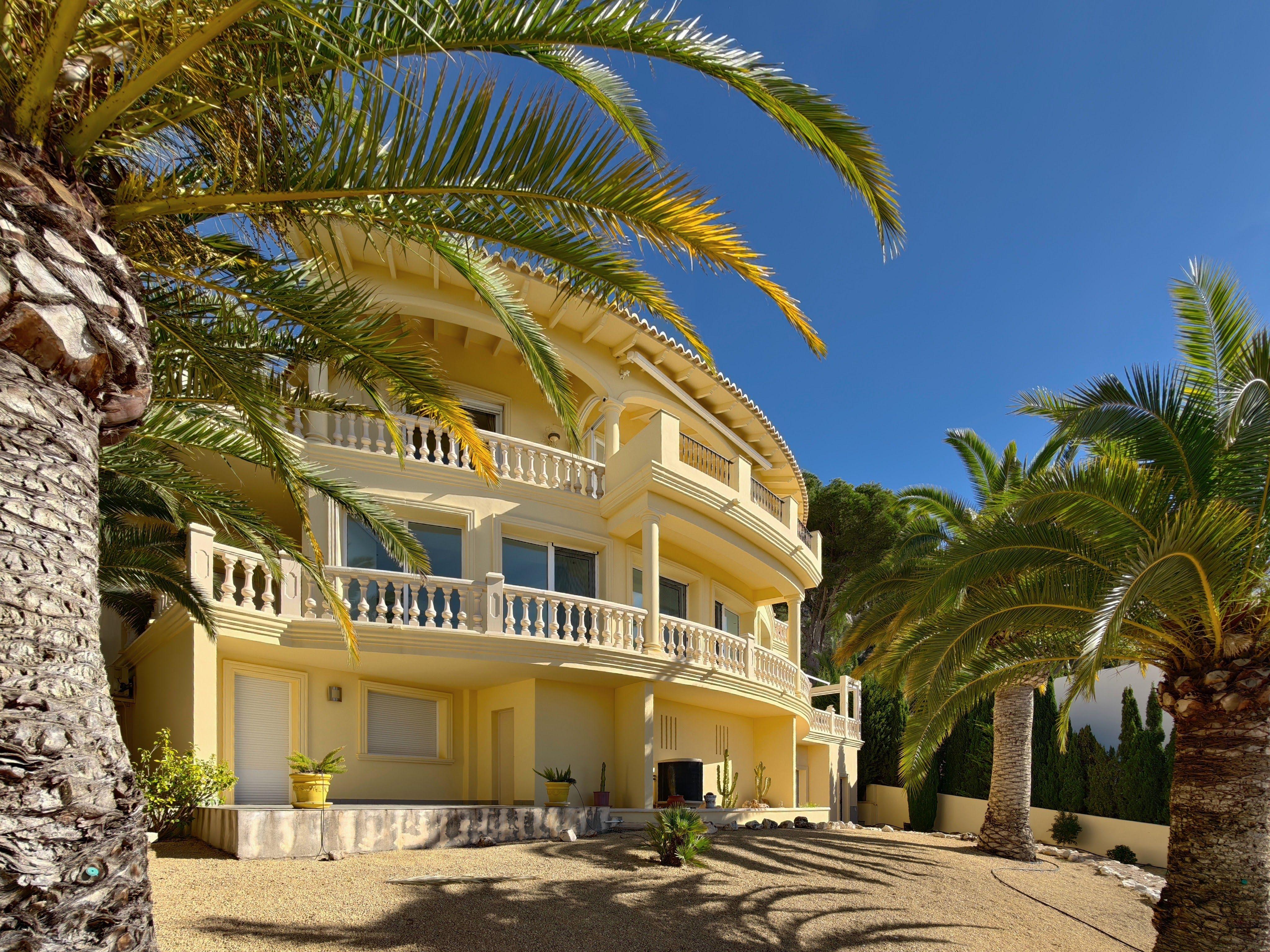 Chalet à vendre à Altea Hills : 5 chambres et piscine intérieure.