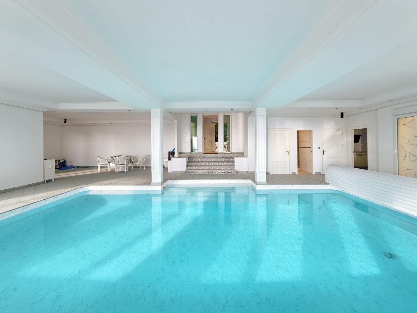 Chalet à vendre à Altea Hills : 5 chambres et piscine intérieure.