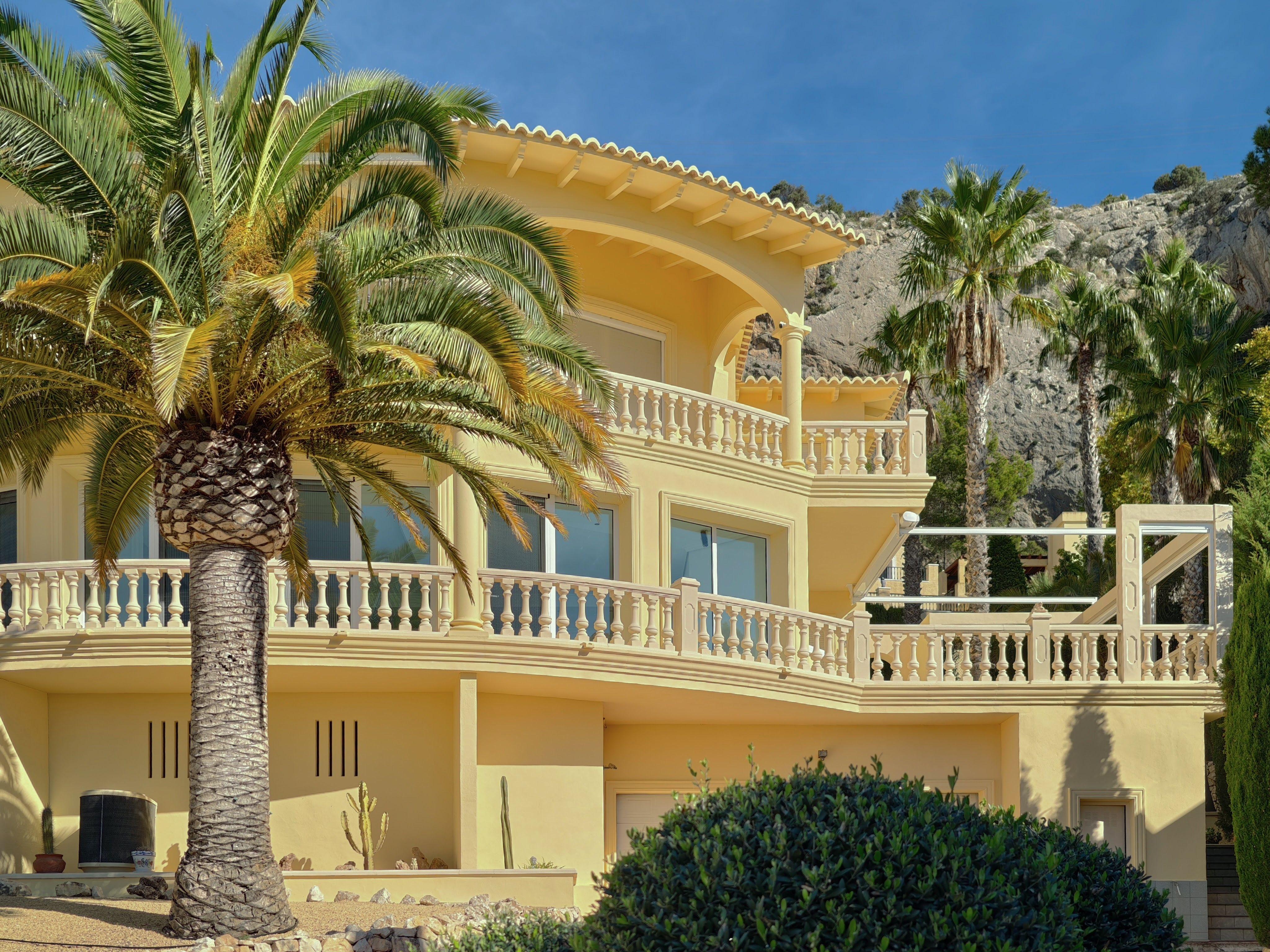 Chalet à vendre à Altea Hills : 5 chambres et piscine intérieure.
