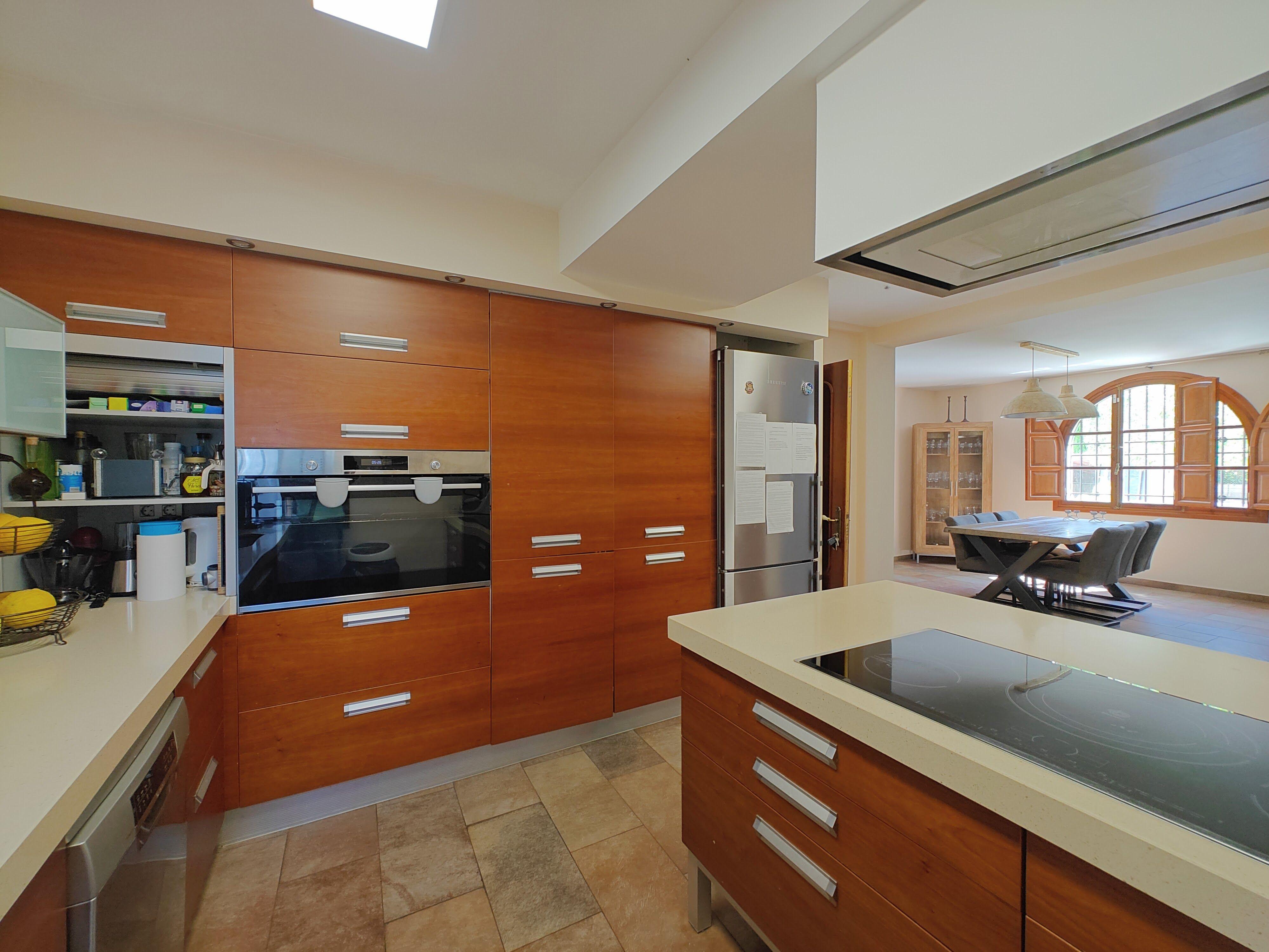 Chalet en venta en Elche con 6 dormitorios y piscina