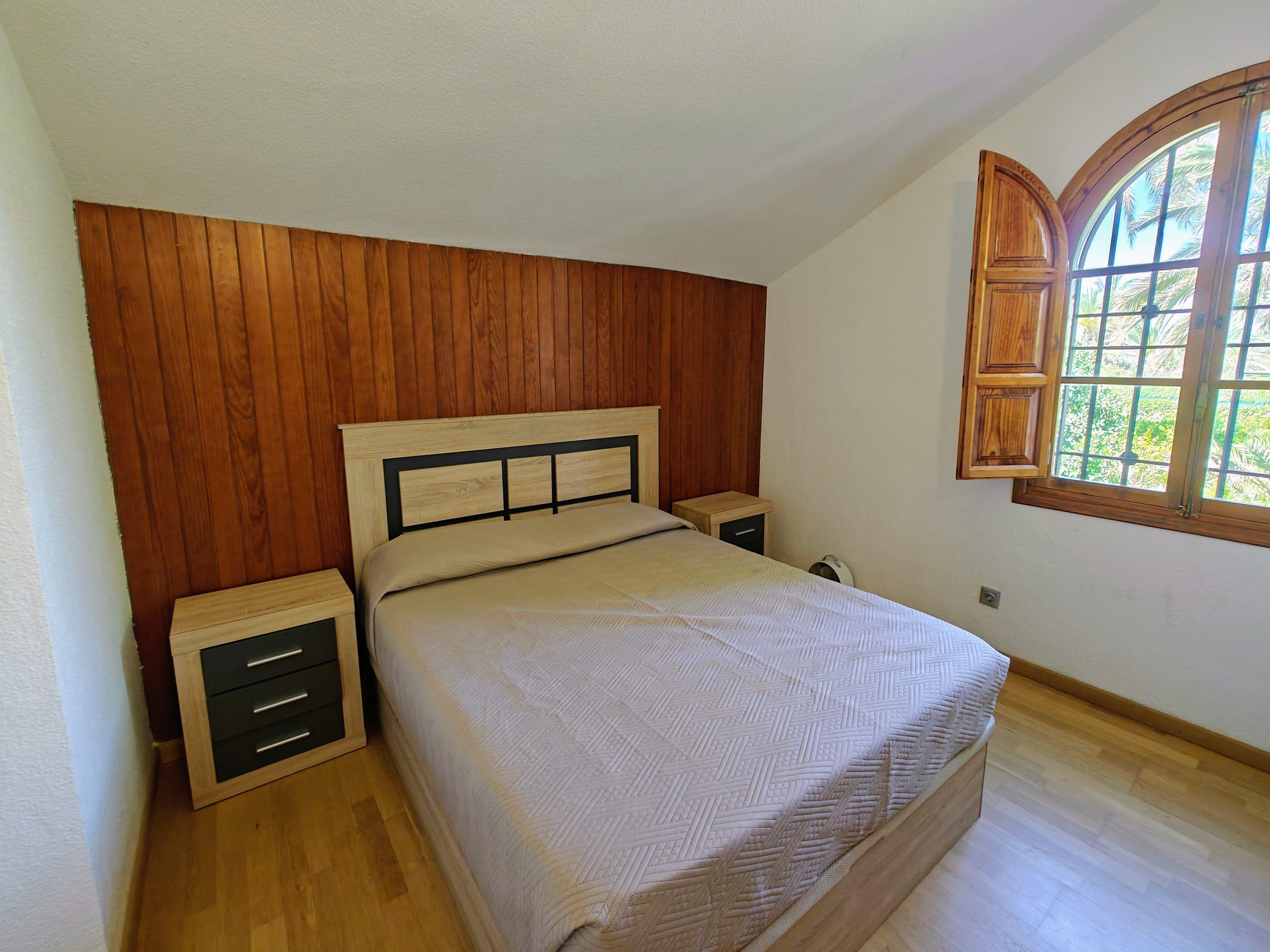 Chalet en venta en Elche con 6 dormitorios y piscina