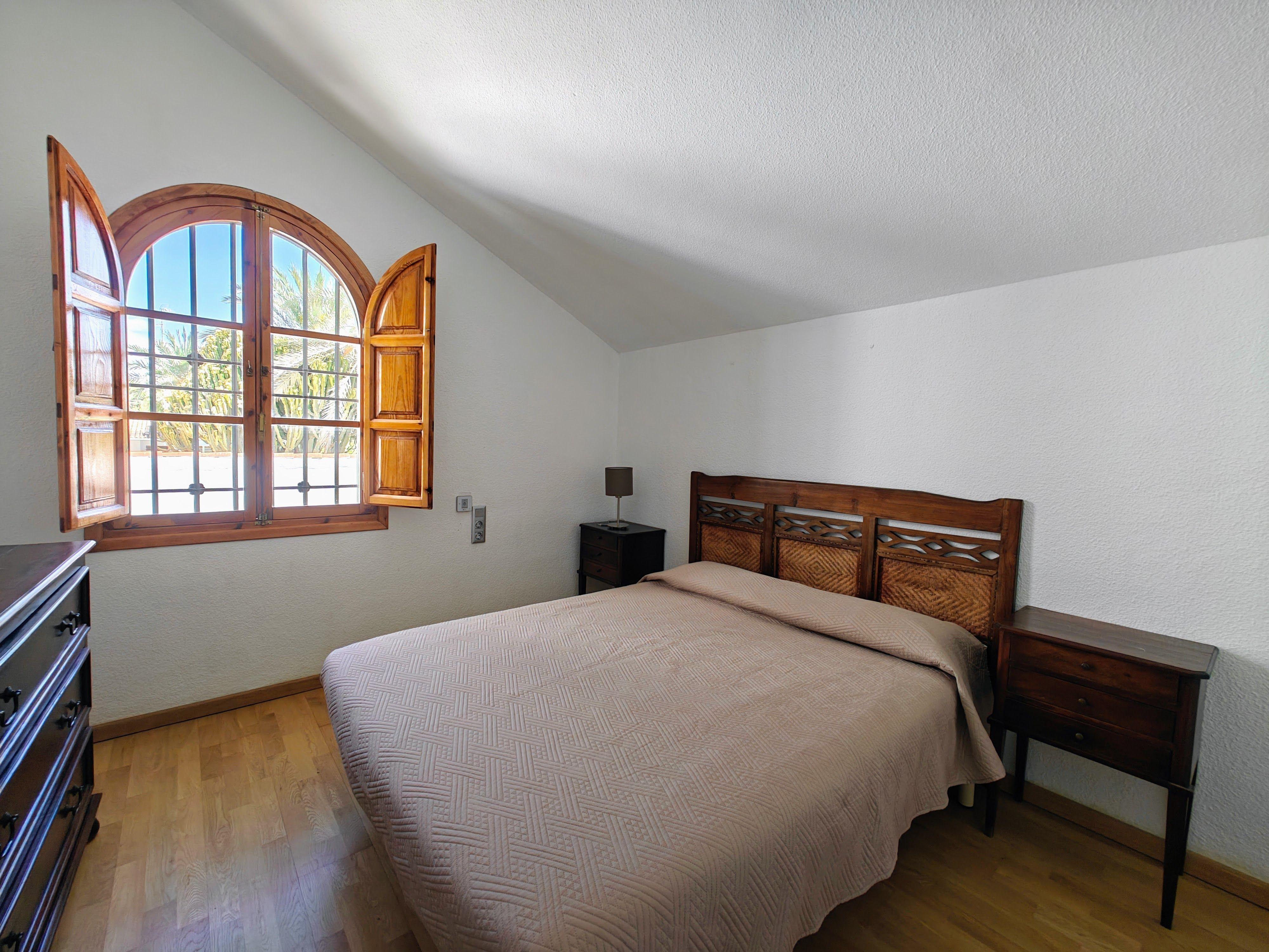 Chalet en venta en Elche con 6 dormitorios y piscina