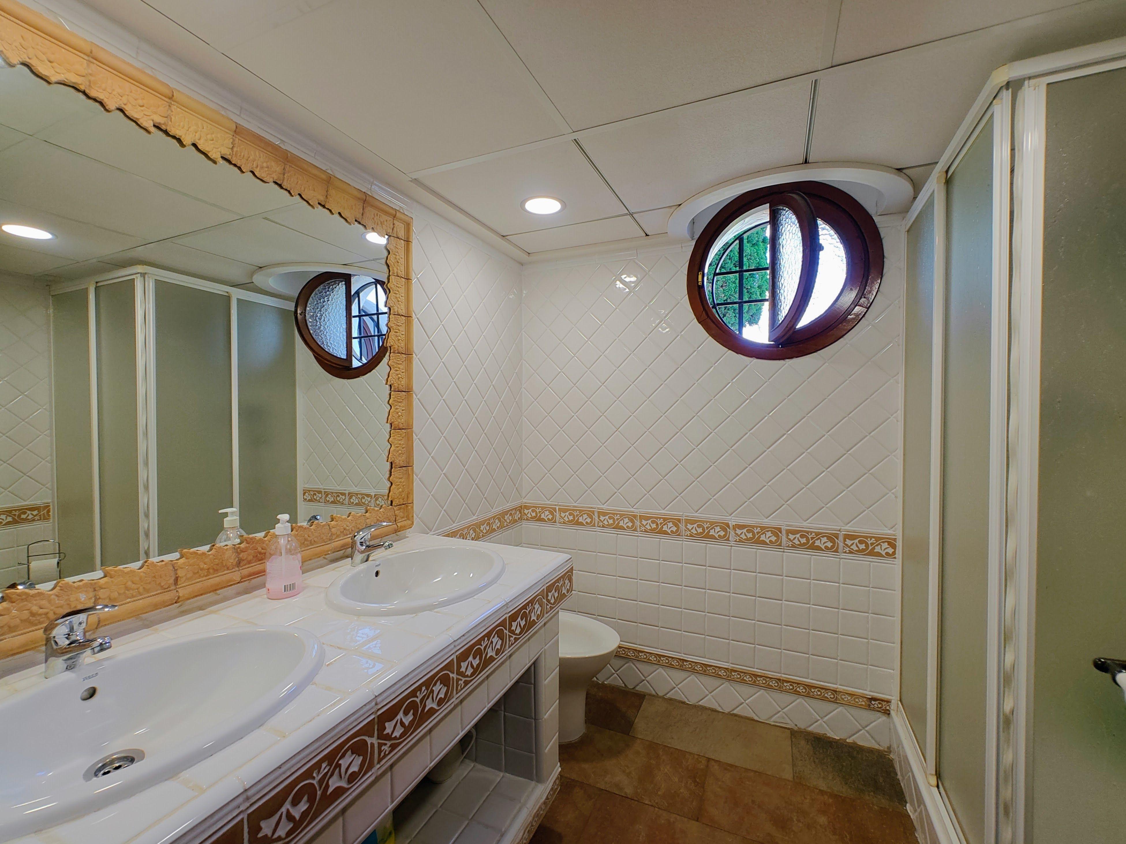 Chalet en venta en Elche con 6 dormitorios y piscina