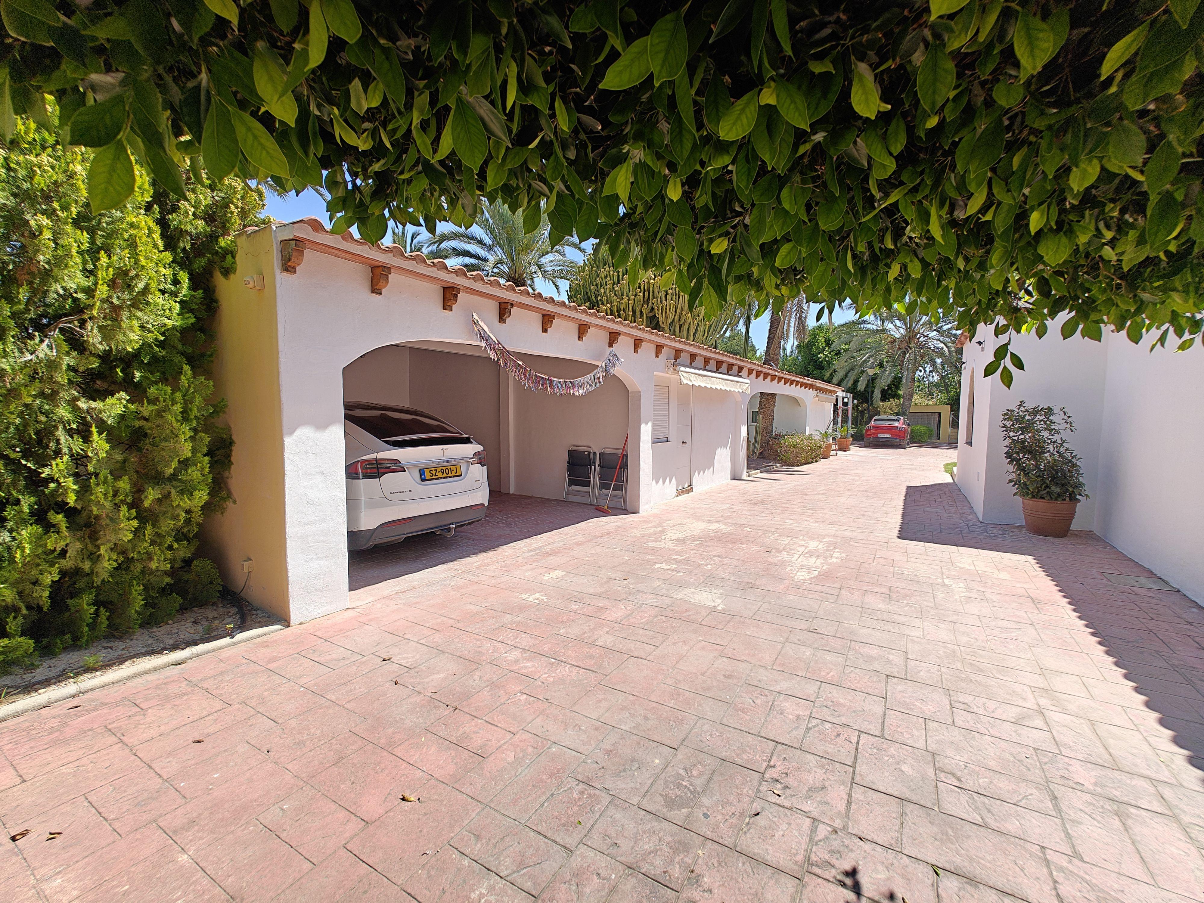 Chalet en venta en Elche con 6 dormitorios y piscina