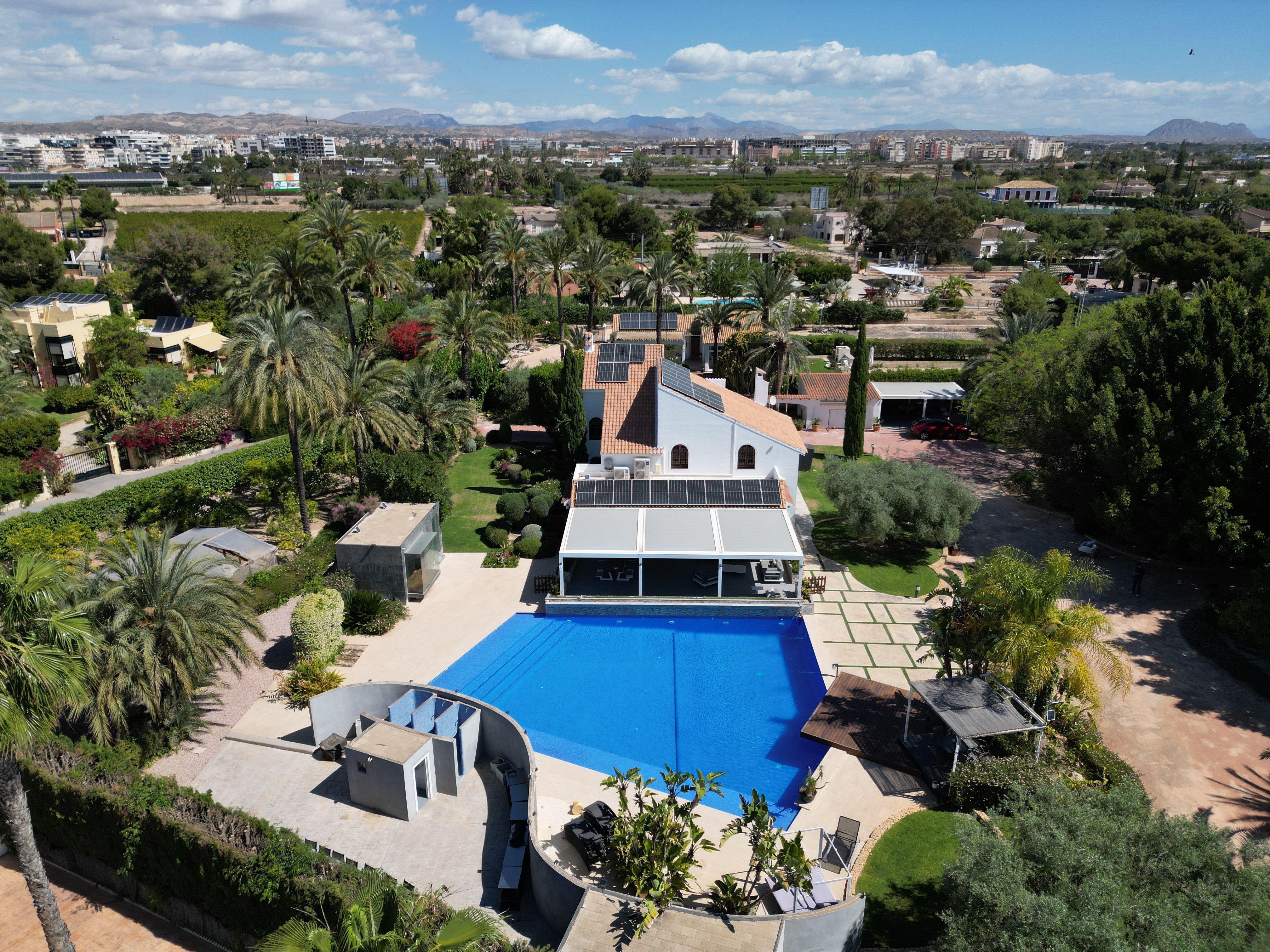 AC1777IG3 - Chalet en venta en Elche con 6 dormitorios y piscina