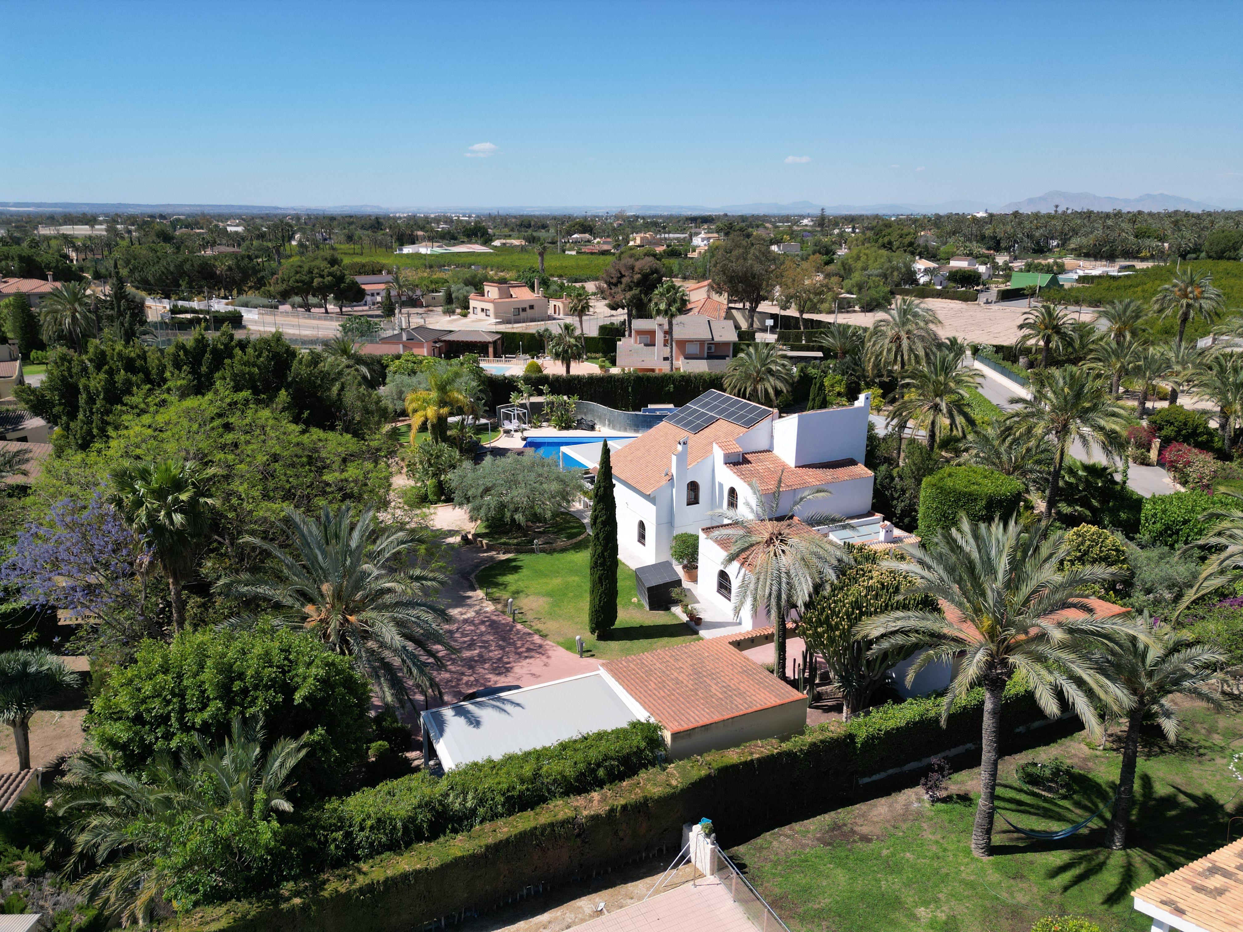Chalet en venta en Elche con 6 dormitorios y piscina