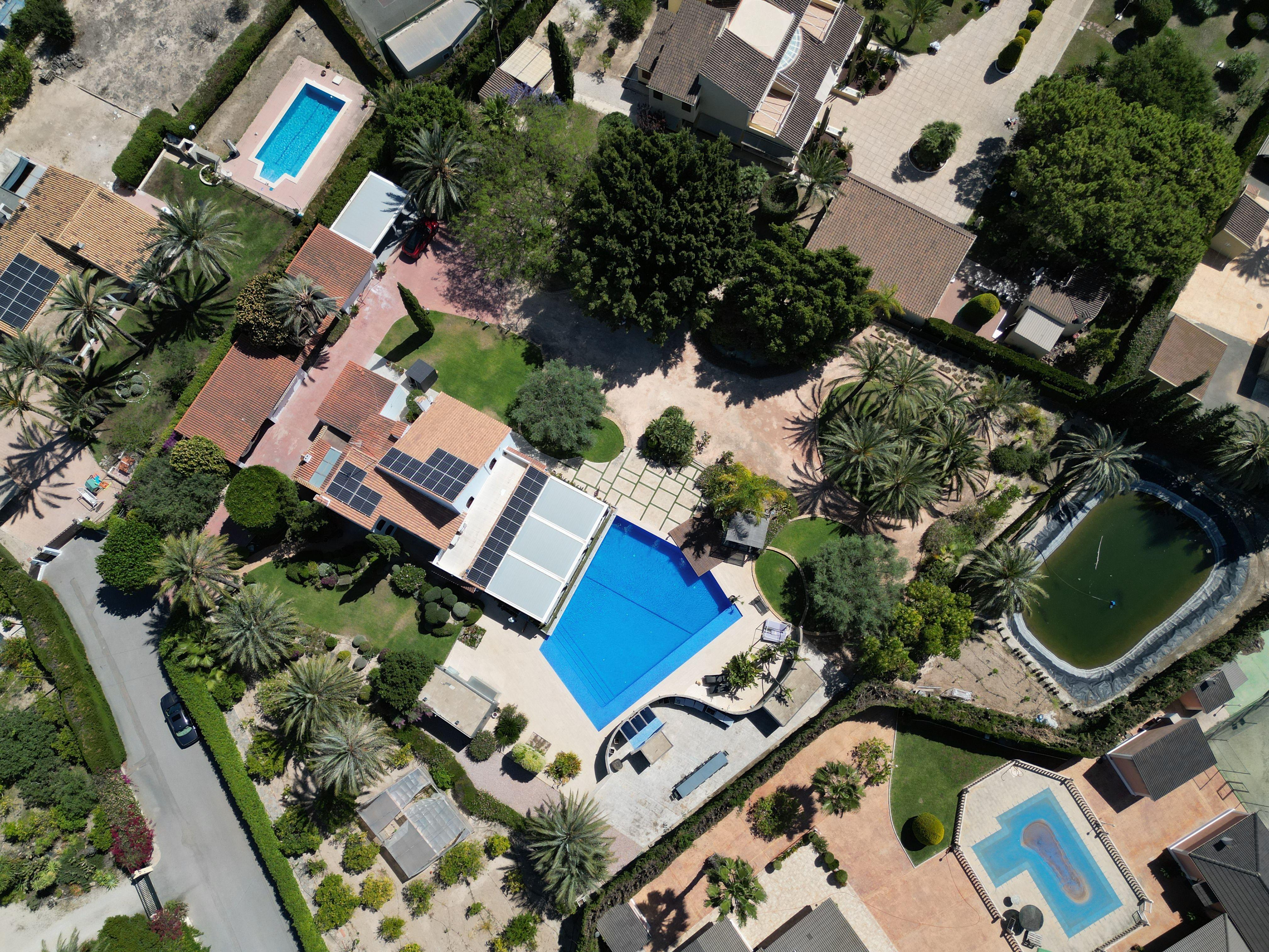 Chalet en venta en Elche con 6 dormitorios y piscina