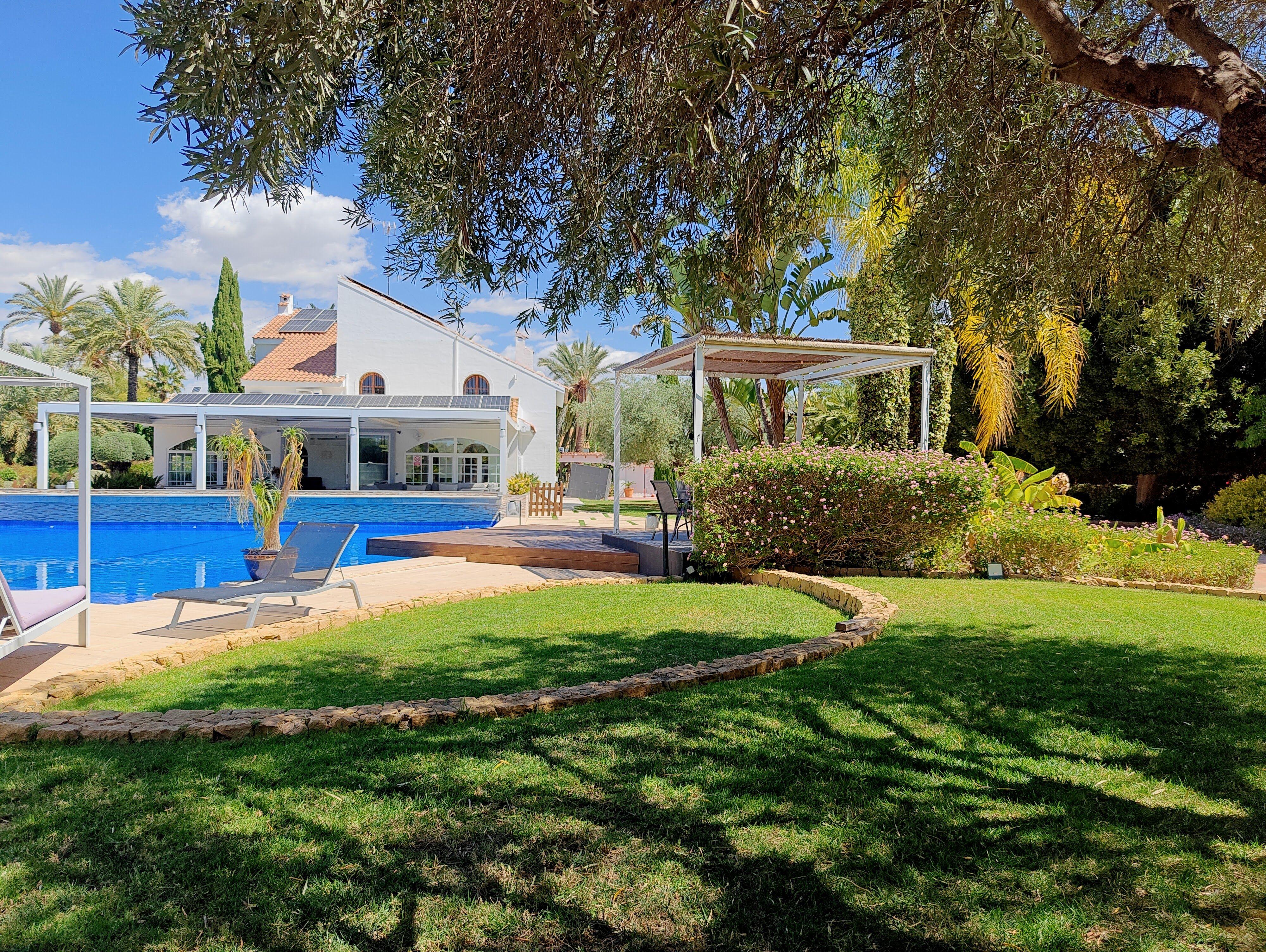 Chalet en venta en Elche con 6 dormitorios y piscina