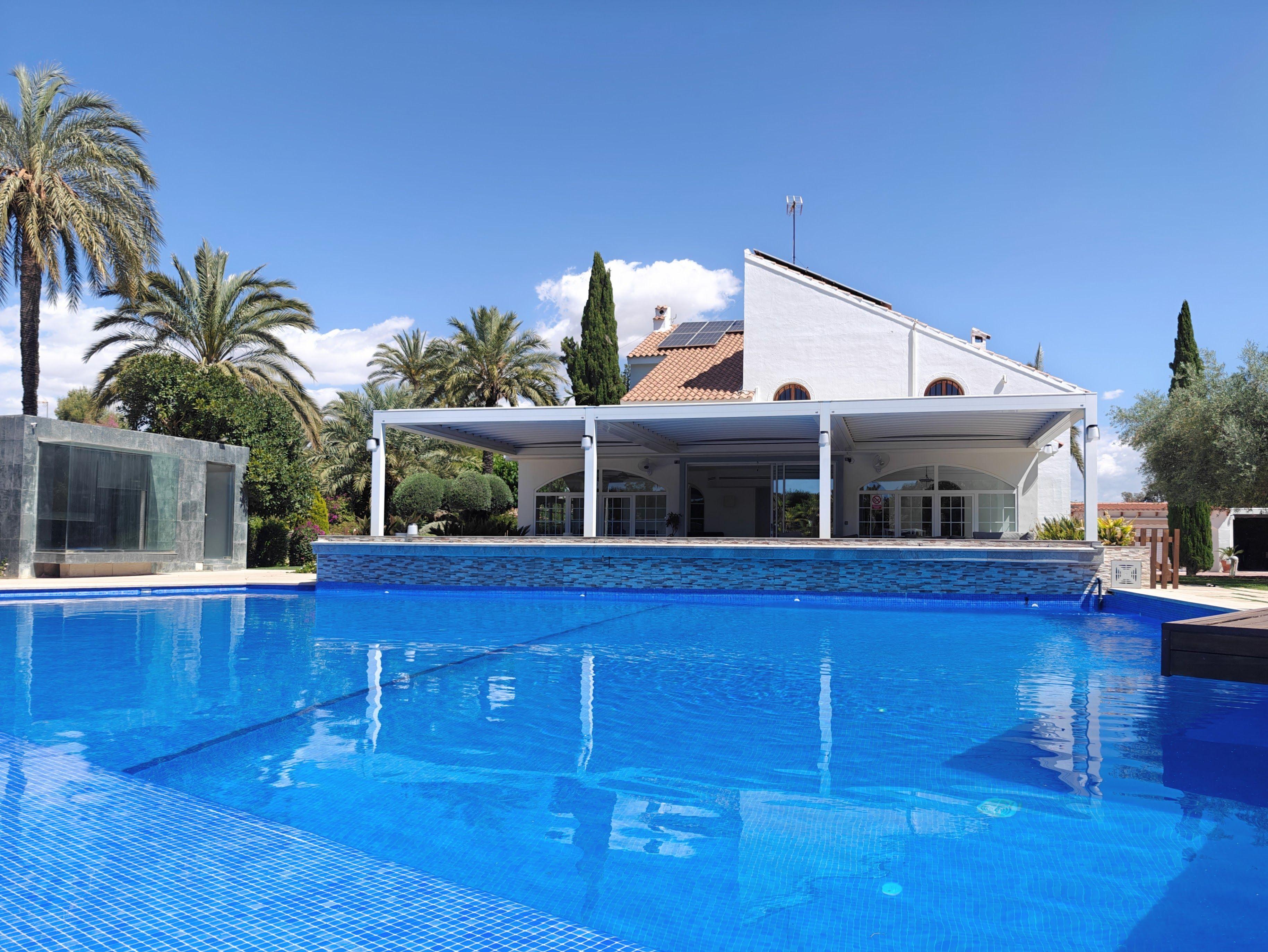 Chalet en venta en Elche con 6 dormitorios y piscina