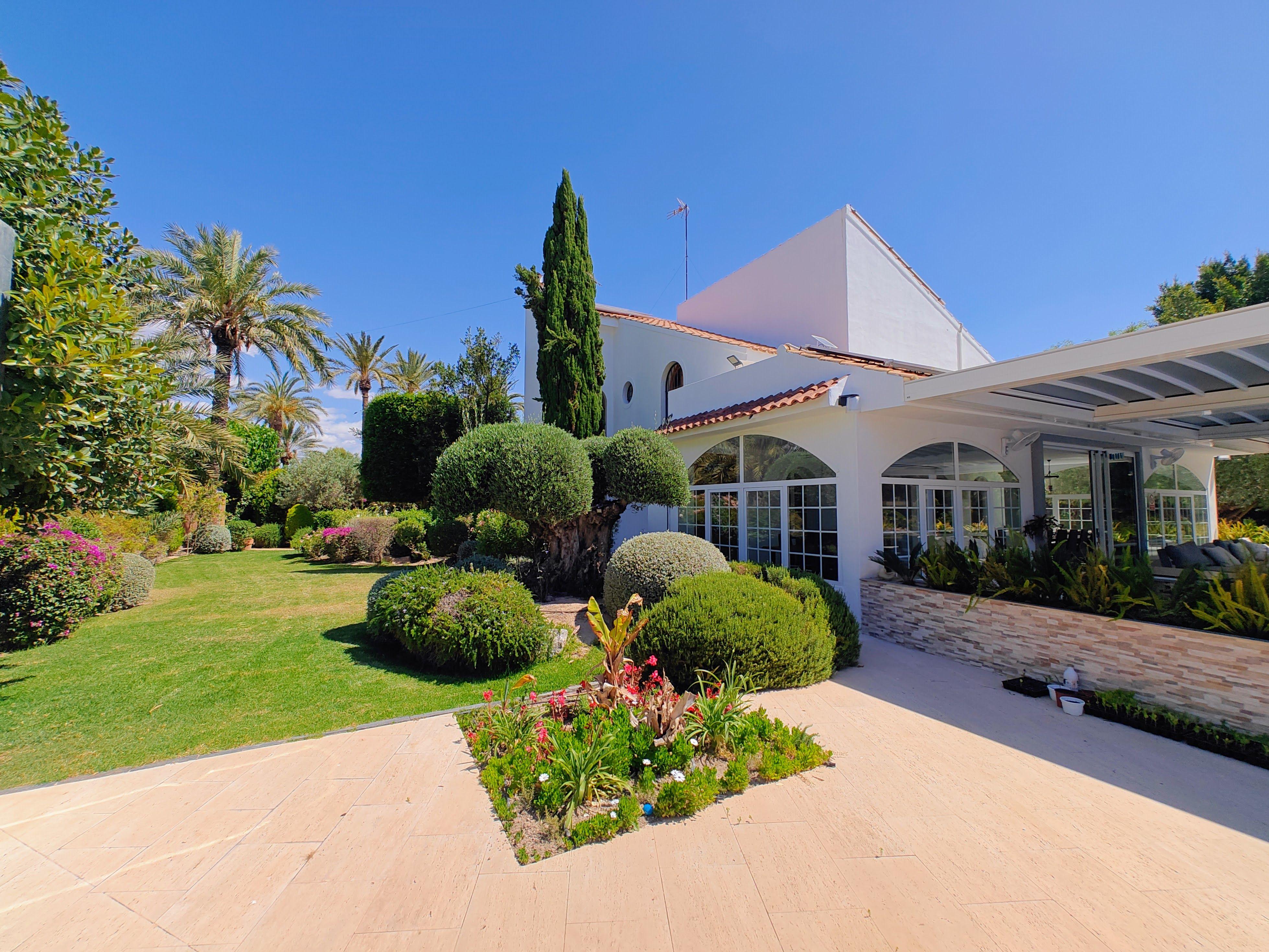 Chalet en venta en Elche con 6 dormitorios y piscina