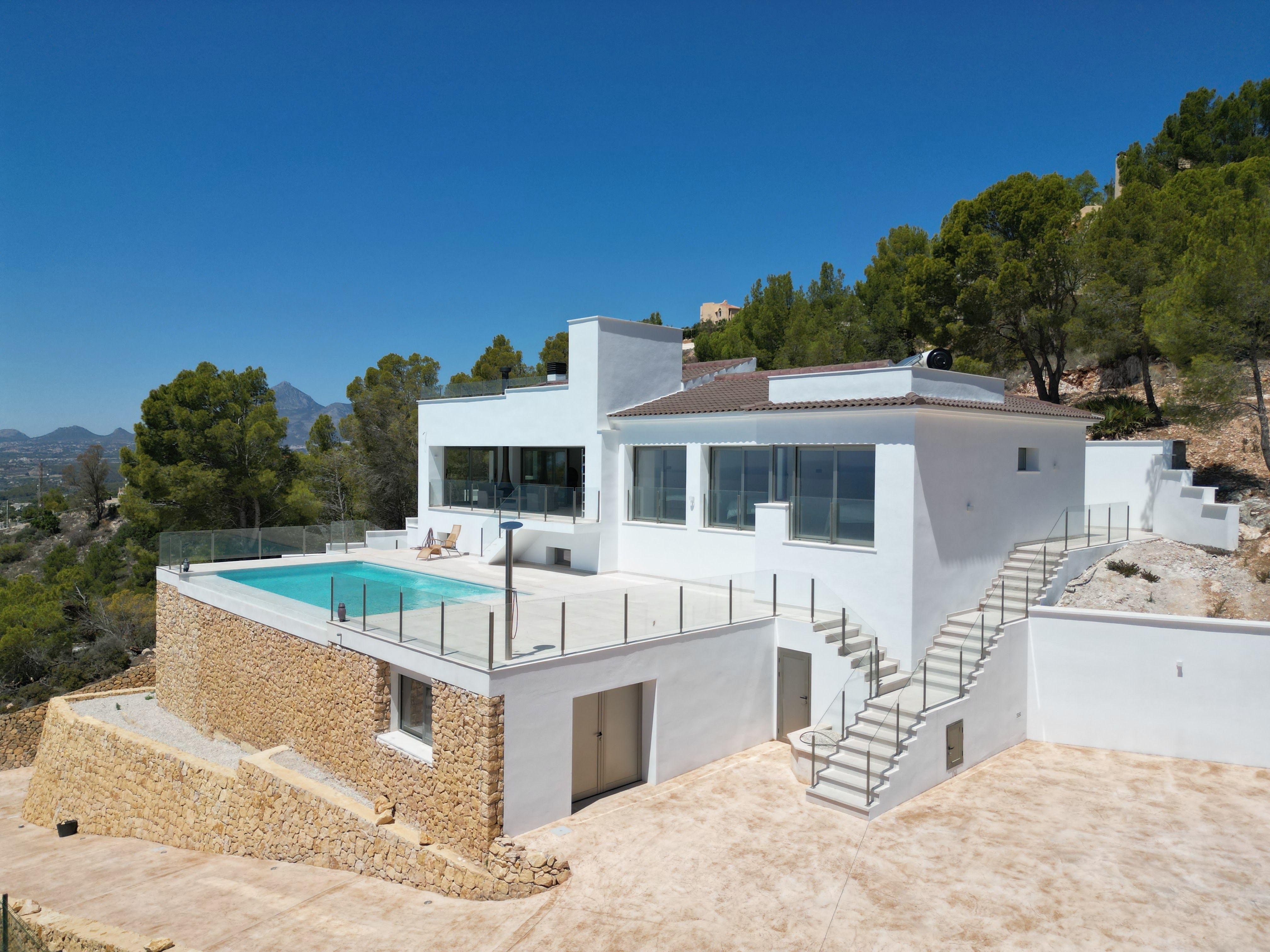Chalet à vendre à Sierra de Altea avec piscine à débordement.